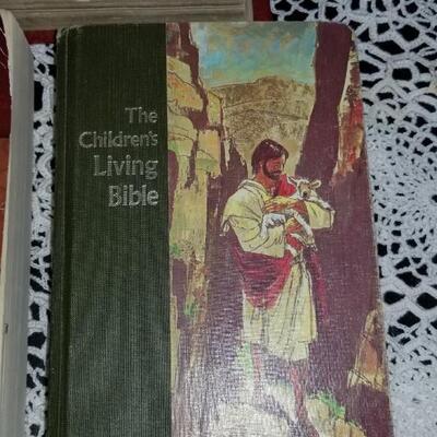 Lo 433: Children's Bible, Family Bible and New King James Version Bible