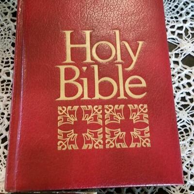Lo 433: Children's Bible, Family Bible and New King James Version Bible
