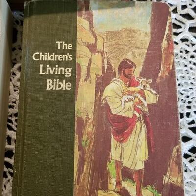 Lo 433: Children's Bible, Family Bible and New King James Version Bible