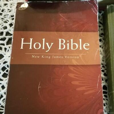 Lo 433: Children's Bible, Family Bible and New King James Version Bible