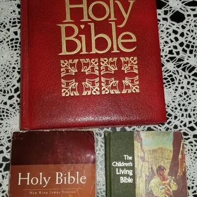 Lo 433: Children's Bible, Family Bible and New King James Version Bible