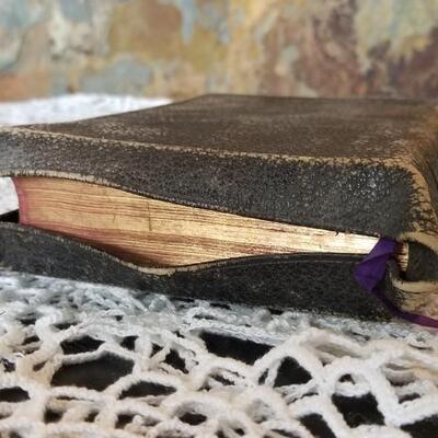 Lot 439: Antique 1800's Teachers Edition Holy Bible