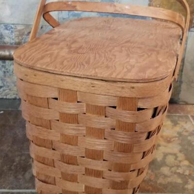 Lot 445: Vintage Picnic Basket