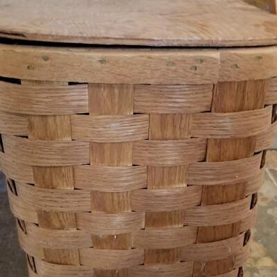 Lot 445: Vintage Picnic Basket
