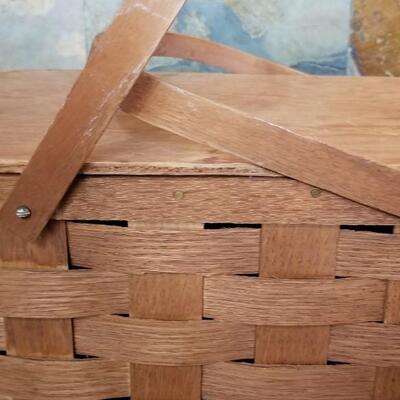 Lot 445: Vintage Picnic Basket