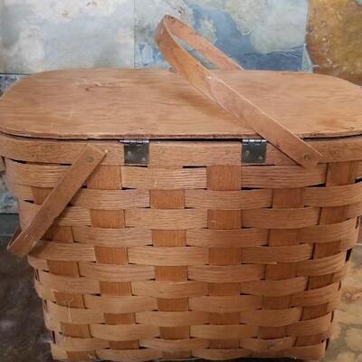 Lot 445: Vintage Picnic Basket