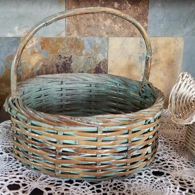 Lot 448: Turquiose, White, Moss Green and Natural Basket Lot