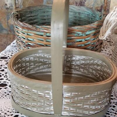 Lot 448: Turquiose, White, Moss Green and Natural Basket Lot