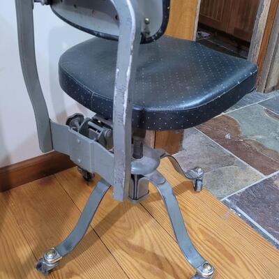 Lot 452: Vintage Mid Century Modern Office Chair by REMINGTON RAND 31" x 16" x 16"