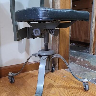 Lot 452: Vintage Mid Century Modern Office Chair by REMINGTON RAND 31" x 16" x 16"