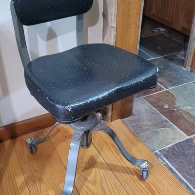 Lot 452: Vintage Mid Century Modern Office Chair by REMINGTON RAND 31" x 16" x 16"