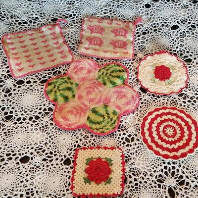 Lot 487: Vintage Handmade Potholders and Hot Pads