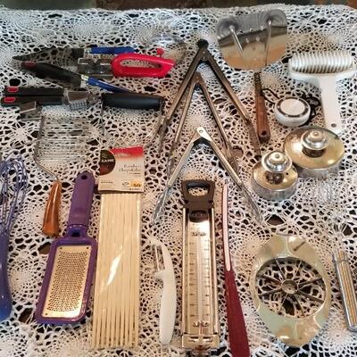 Lot 489: Kitchen Utensils Lot