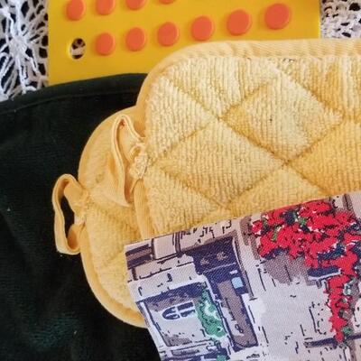 Lot 490: Hot Pads & Pot Holders Lot