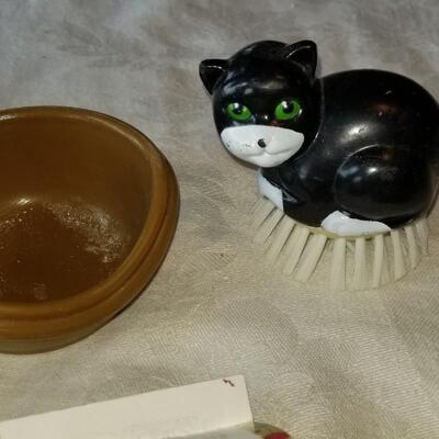 Lot 497: Soaps, Ceramic soap dish, Stainless soap dishes & Cat Scrubber 