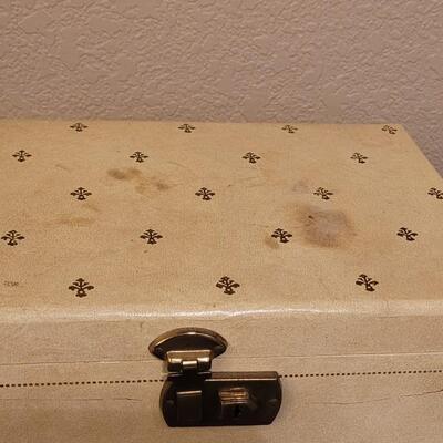 Lot 515: Jewelry Box with Key