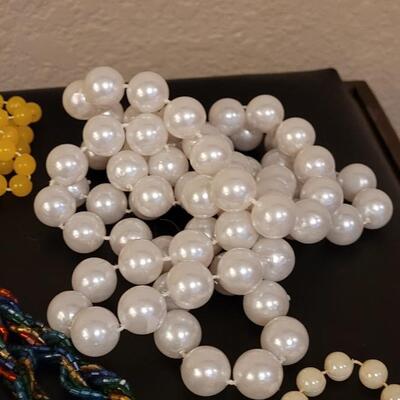 Lot 516: Beaded & Faux Pearl Necklaces