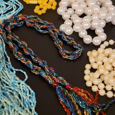 Lot 516: Beaded & Faux Pearl Necklaces