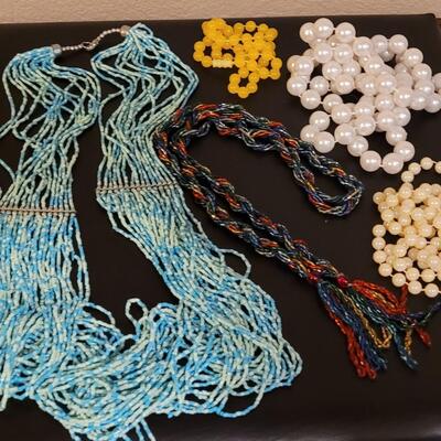 Lot 516: Beaded & Faux Pearl Necklaces