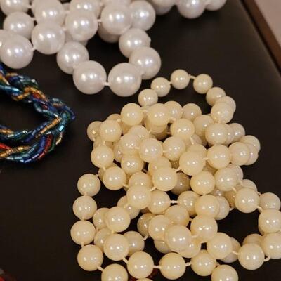 Lot 516: Beaded & Faux Pearl Necklaces