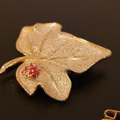 Lot 525: Brooches, Pins and Tie Clip