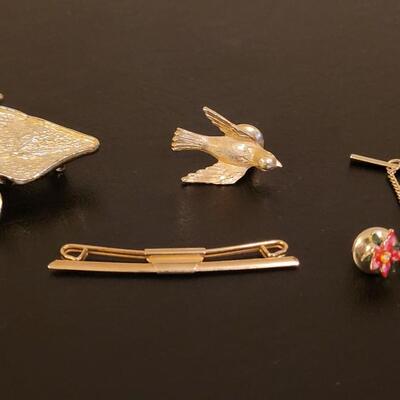 Lot 525: Brooches, Pins and Tie Clip