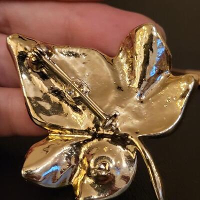 Lot 525: Brooches, Pins and Tie Clip