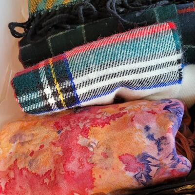 Lot 541: Ladies Scarves Lot 
