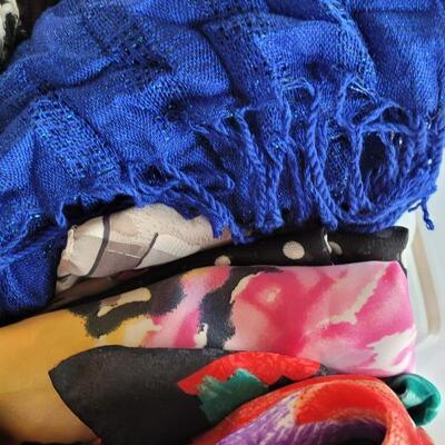 Lot 541: Ladies Scarves Lot 