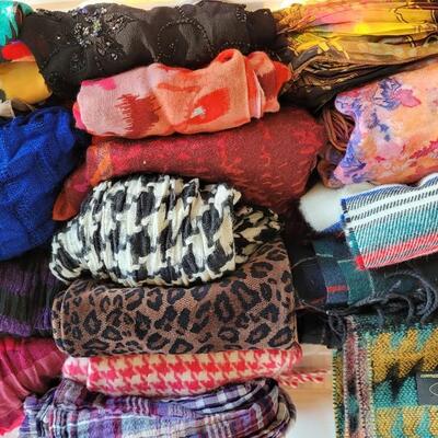 Lot 541: Ladies Scarves Lot 