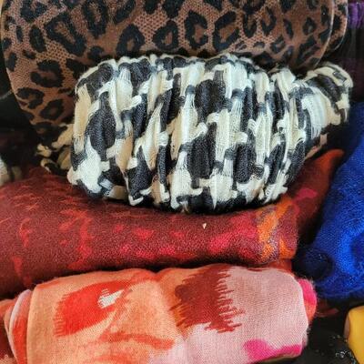 Lot 541: Ladies Scarves Lot 