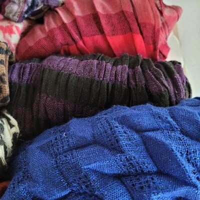 Lot 541: Ladies Scarves Lot 