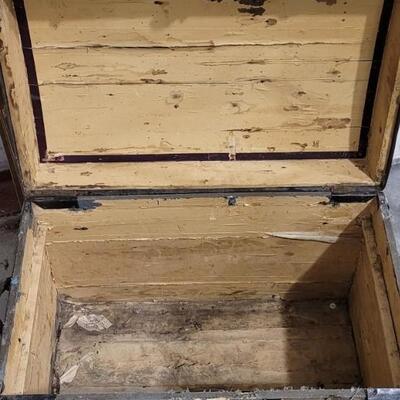 Lot 555: Antique Steamer Trunk 