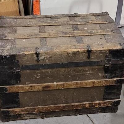 Lot 555: Antique Steamer Trunk 