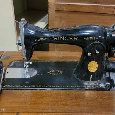 Lot 559: Antique Singer Sewing Machine with Cabinet 
