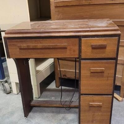 Lot 559: Antique Singer Sewing Machine with Cabinet 