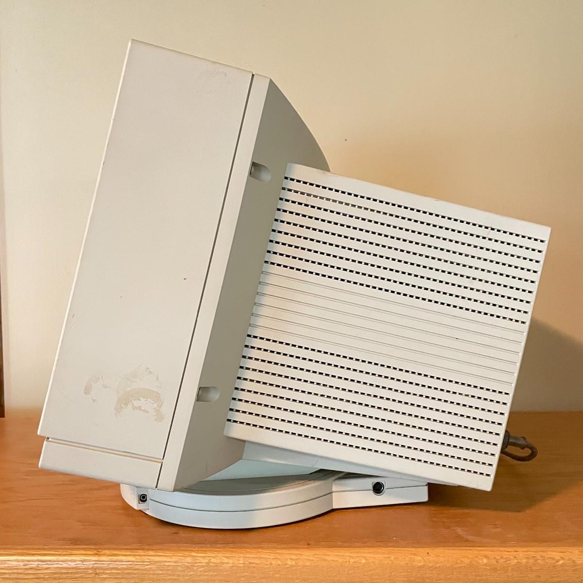 1994 APPLE MULTIPLE SCAN 17 DISPLAY (M2494) | EstateSales.org