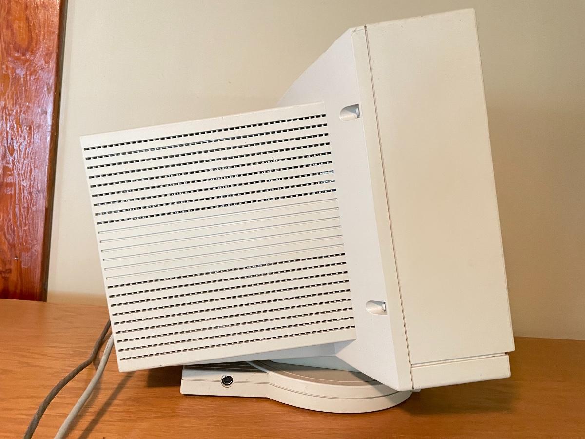 1994 APPLE MULTIPLE SCAN 17 DISPLAY (M2494) | EstateSales.org