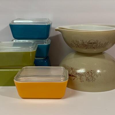 Lot 450: Vintage Pyrex Refrigerator Dishes & Mushroom Nesting Bowls