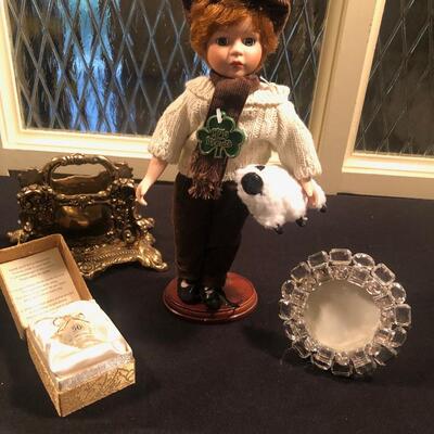 #78 Small bundle of curio cabinet items 