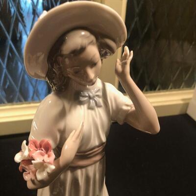 #93 LLADRO woman with hat and flowers