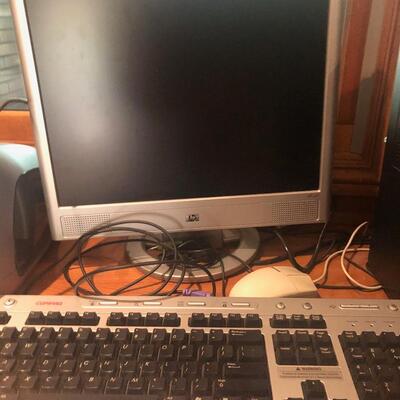 #190 Computer monitor bundle Compaq and HP not testedÃŠ