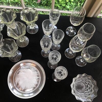#254 Bundle of glass includes ice cream dishes and beer mugs