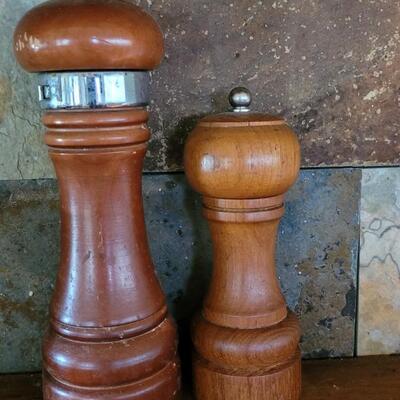 Lot 565: (2) Pepper Mills