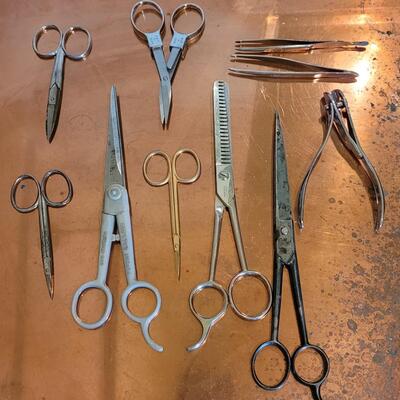 Lot 577: Hair Cutting Scissors, Tweezers and Nail Clippers & Scissors 
