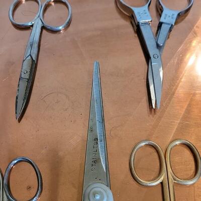 Lot 577: Hair Cutting Scissors, Tweezers and Nail Clippers & Scissors 