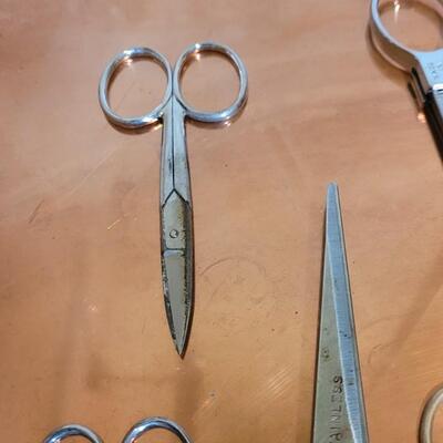 Lot 577: Hair Cutting Scissors, Tweezers and Nail Clippers & Scissors 
