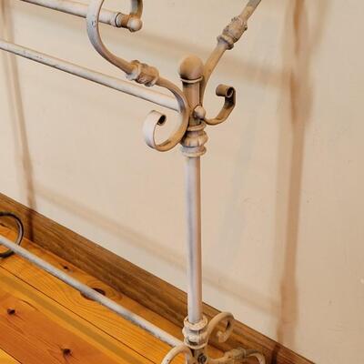 Lot 580: Metal Quilt Stand