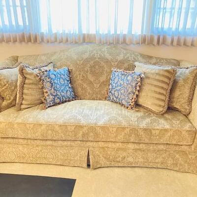 Lot 1: Exquisite Broyhill Couch
