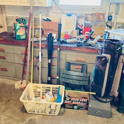 Lot 17: WORKBENCH & garage items